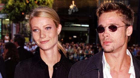 Брад утешава Гуинет след раздялата ѝ с Крис?