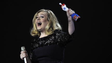 Гаджето на Адел ще й предлага брак на рождения й ден