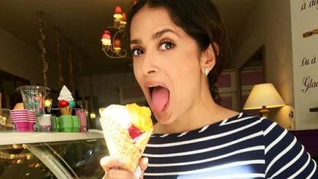 Салма скочи в зеленчуците на филмова премиера (ВИДЕО)