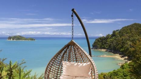 Висящият стол – красота и удобство в едно