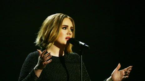 Адел взриви интернет с новата си подстрижка