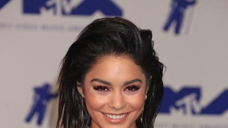 Огън в очите: Ванеса Хъджинс с уникален грим на червения килим