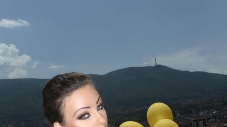 Глория изпрати дъщеря си като абитуриентка