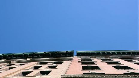 На кой номер живееш?