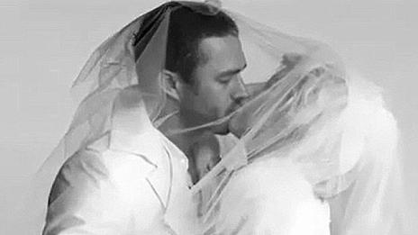 Гага става булка в ново видео