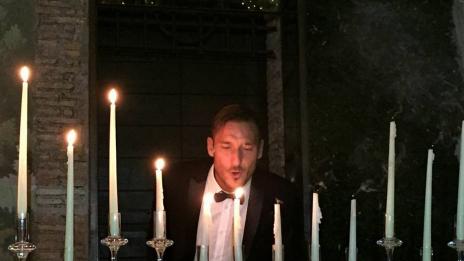 Легендата на „Рома“ Франческо Тоти празнува 40 в замък