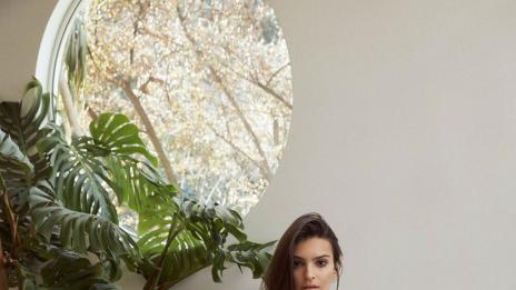 Емили Ратайковски дебютира с колекция бански костюми