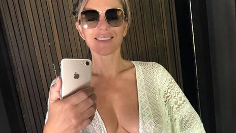 Чар или бедствие: Елизабет Хърли се пусна по бикини в мрежата