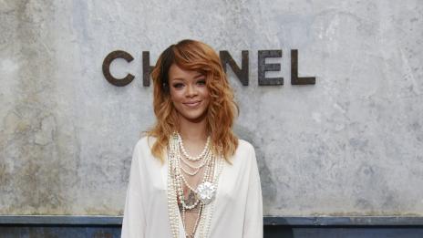 Риана плаща на НЛО-ловец да я информира за извънземни