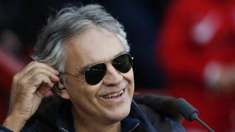 Андреа Бочели в болница, падна от кон