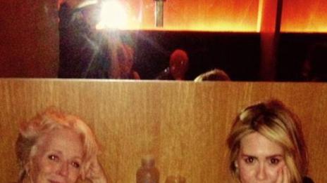 Сара Полсън в едно легло с „майката“ на чичо Чарли