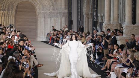 Ким и Кание гледат сватбени рокли