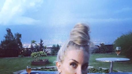 Джакузита, макузита: Антония Петрова пръска дворен сексапил