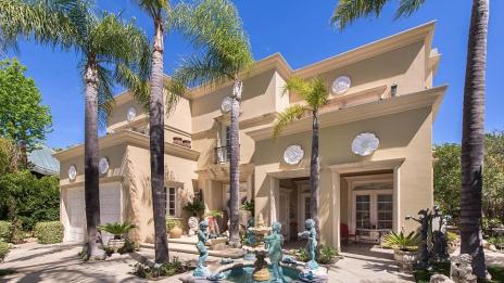 Том Джоунс продава луксозния си ретро дом. Вижте го!