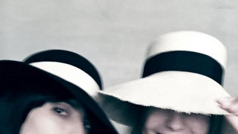 Любимите модели на Карл Лагерфелд в шапки