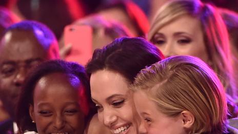 Анджелина Джоли и Брад Пит искат да си осиновят още едно дете