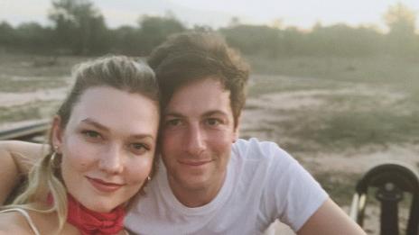 Карли Клос на меден месец сред слонове и лъвове