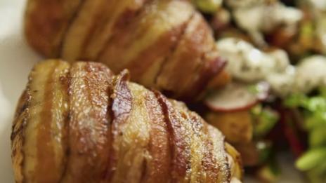 Пиле в бекон със сирене