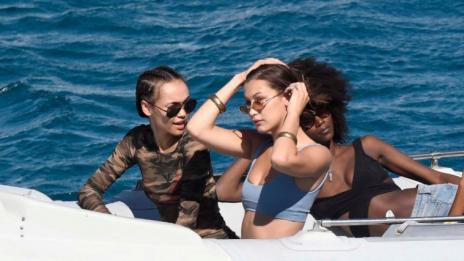 Кендъл Дженър и Бела Хадид разходиха перфектни тела из Гърция