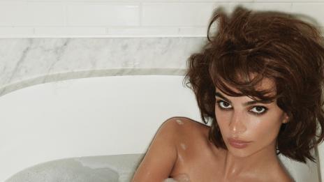 Боб, тренч и Емили Ратайковски