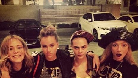 Кара Делевин отпразнува рождения си ден в гей стриптийз клуб