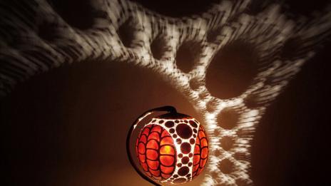 Кой прави тези лампи?