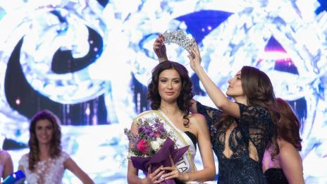 Габриела Кирова връчва короната на новата Мис България