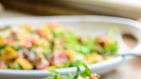 Пикантна салата с пилешко месо