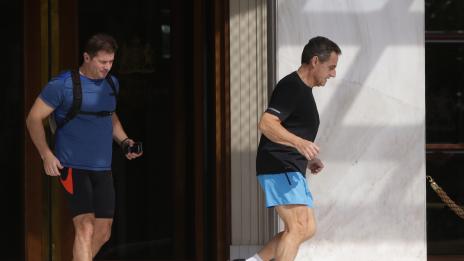 Папараци: Никола Саркози прави джогинг из улиците на Атина