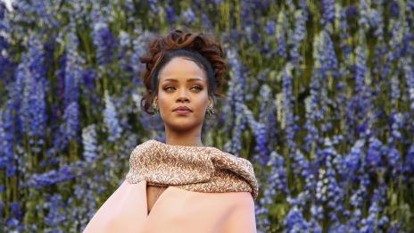 Риана дърпа нагоре и като дизайнер