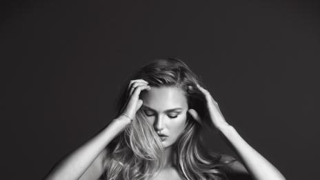 Черно-бяла провокация по бельо от супермодели