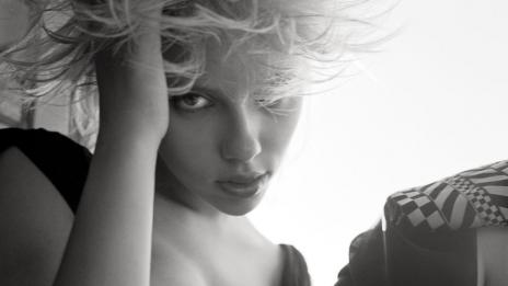 Откриха кой е хакнал телефона на Скарлет