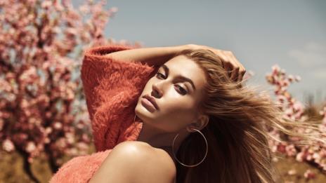 Доза сексапил със Хейли Болдуин