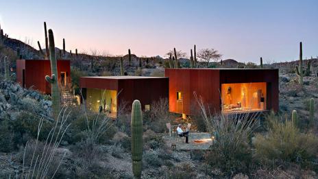 Дом сред кактуси и пясъчни дюни