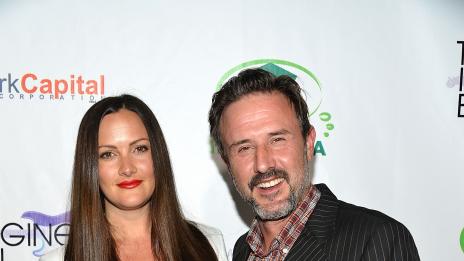 Дейвид Аркет скъса с годеницата си публично (Видео)