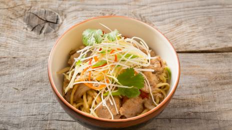 Видео рецепта: Азиатска салата с пиле