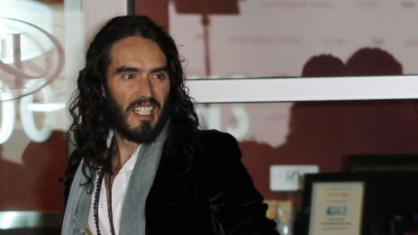 Ръсел Бранд дава 1500 британски лири на бездомници