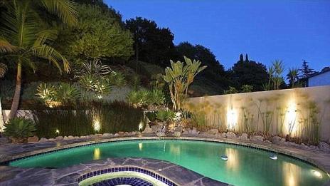 Джо Манганиело се сбогува с дома си в Холивуд Хилс