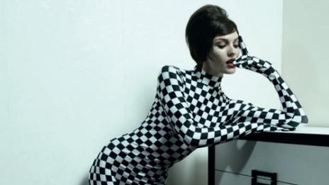 Кандис Суонепол стана ретро брюнетка