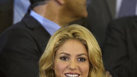 Шакира утешава Пике в мечешка прегръдка след загуба