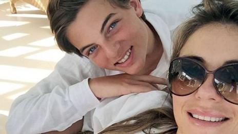 Елизабет Хърли отсякла главата на змия с брадва