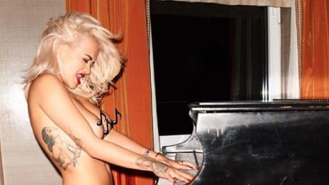 Без свян: Рита Ора само по... маратонки