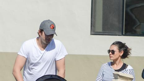 Аштън Кътчър и Мила Кунис отпразнуваха сватбата си с градинско парти