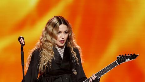 Шоуто срещу страха на Мадона в Париж в кадър