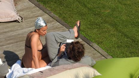 Ирина Шейк подноси тюрбан от станиол