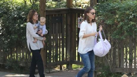 Папараци: Баба, внуче и мама Натали Портман