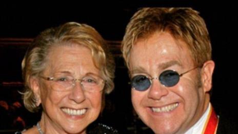 Елтън Джон погребва майка си след 9-годишна кавга