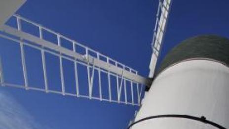 Вятърна мелница трансформирана в луксозна къща