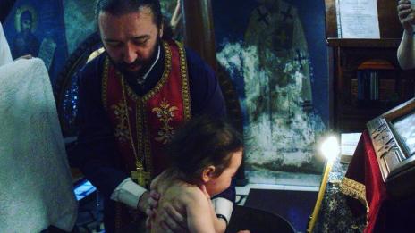 Синът на Радина и Деян Донков въведен в Христовата вяра