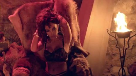 Коцето скъса на Николета... чорапогащите